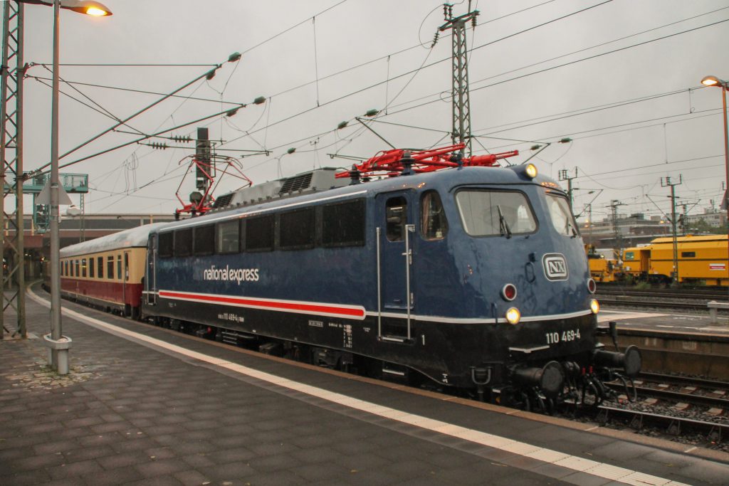 110 496 hält mit ihrem Rheingold-Sonderzug den Hauptbahnhof Düsseldorf, aufgenommen am 11.08.2016.