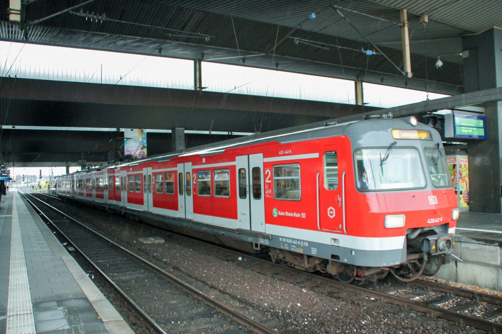 420 442 wartet im Hauptbahnhof Düsseldorf auf die Abfahrt, aufgenommen am 11.08.2016.