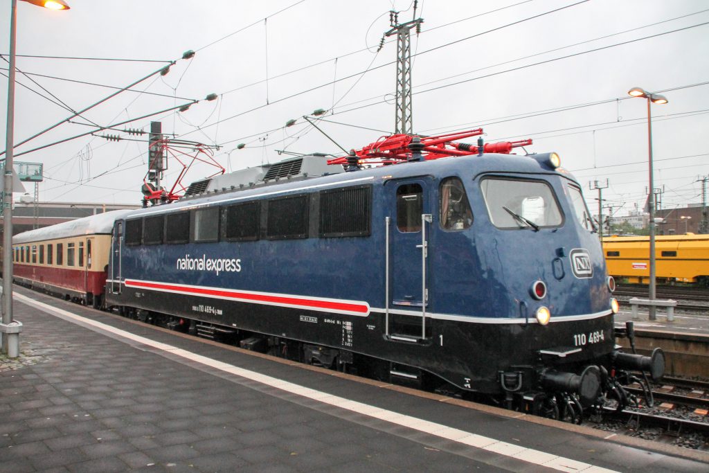 110 496 verlässt mit ihrem Rheingold-Sonderzug den Hauptbahnhof Düsseldorf, aufgenommen am 11.08.2016.