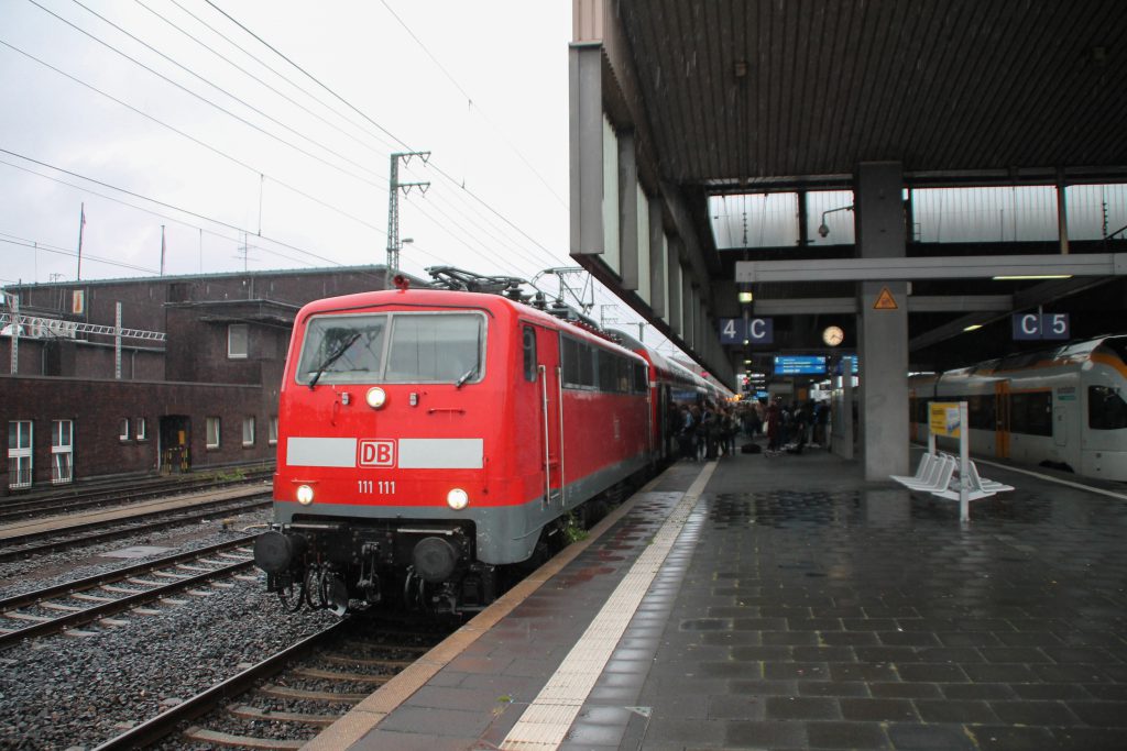 111 111 steht mit ihrem Zug aus Doppelstockwagen im Hauptbahnhof Düsseldorf, aufgenommen am 11.08.2016.