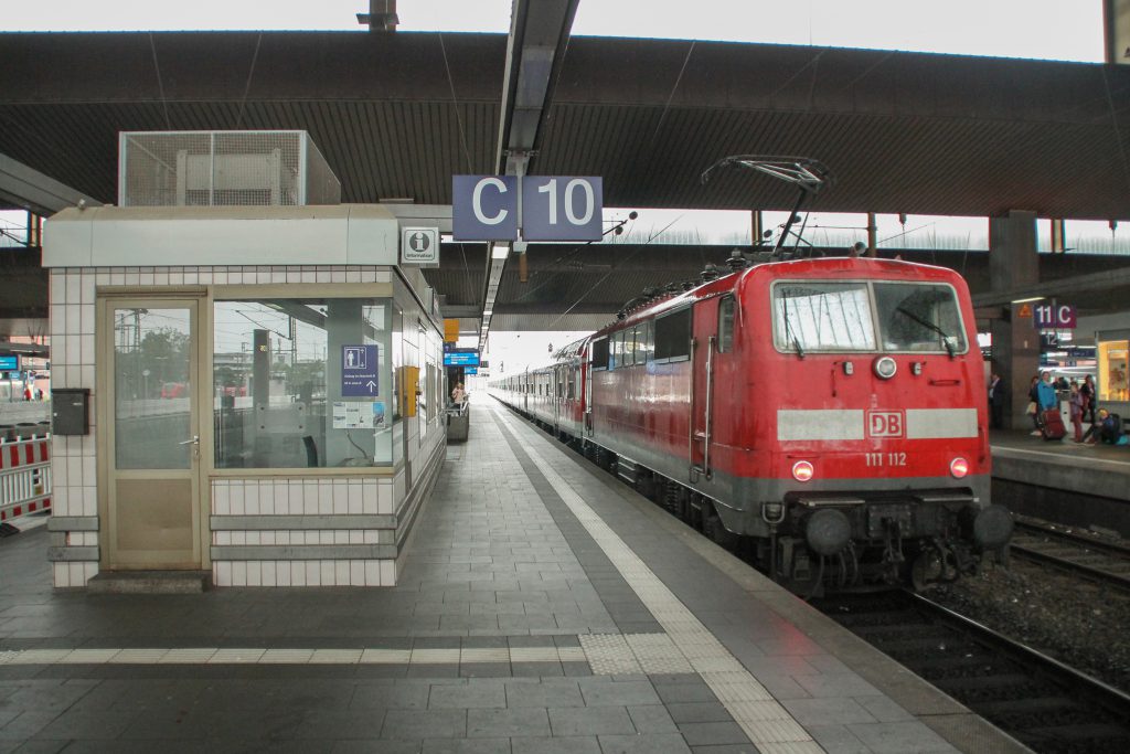 111 112 hält im Hauptbahnhof Düsseldorf, aufgenommen am 11.08.2016.