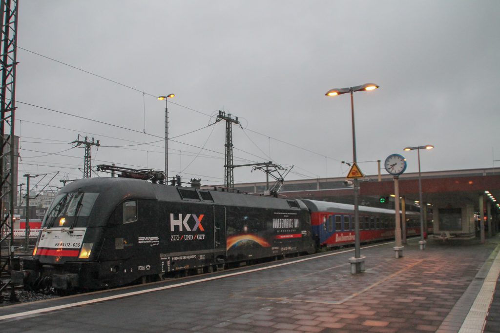 Ein Taurus hält mit ihrem HKX im Hauptbahnhof Düsseldorf, aufgenommen am 11.08.2016.