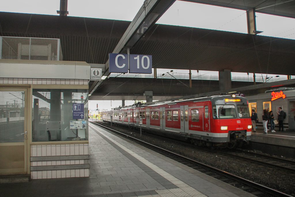 420 442 hält im Hauptbahnhof Düsseldorf, aufgenommen am 11.08.2016.