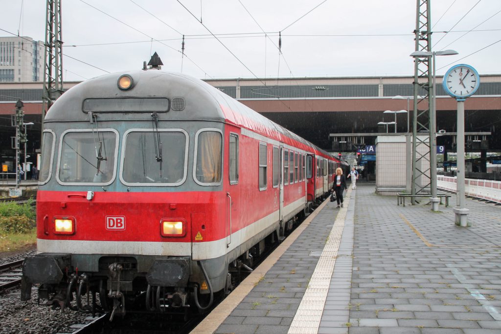 Ein Steuerwagen mit Karsruher Kopf steht im Hauptbahnhof Düsseldorf, aufgenommen am 11.08.2016.