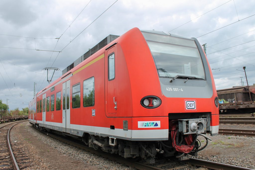 426 001 steht geschmückt für die Oberhessischen Eisenbahnfreunde in Gleis 63 des Bahnhof Gießen, aufgenommen am 30.08.2014.