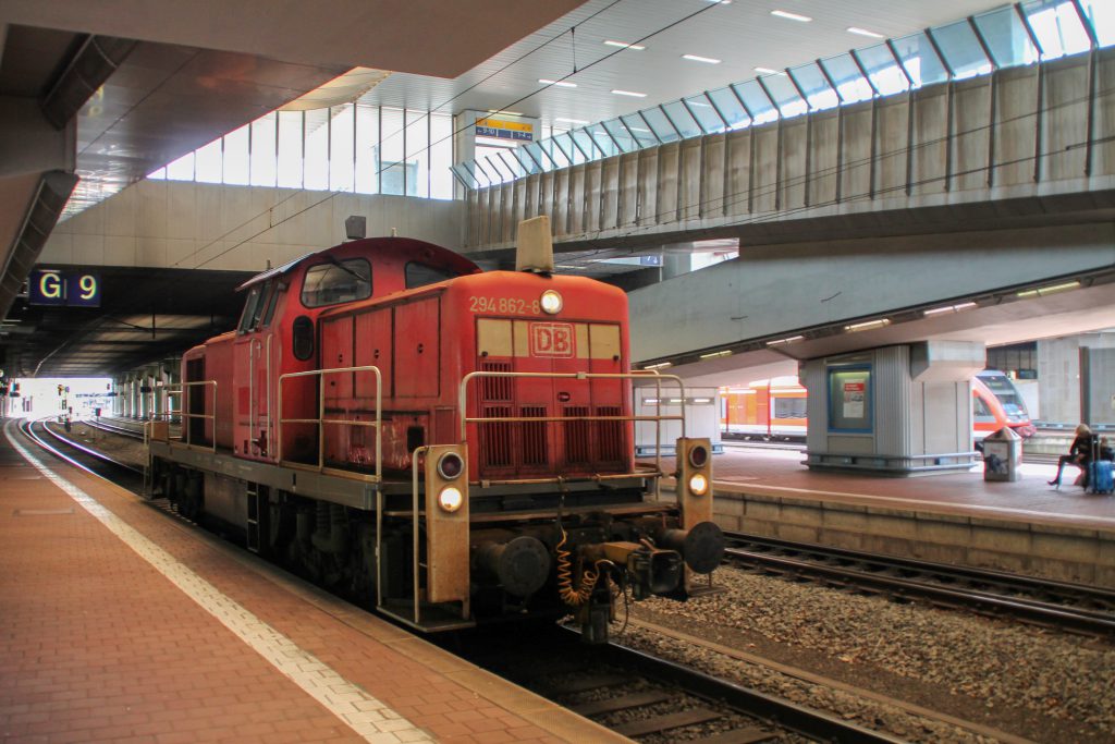 294 862 durchquert den Bahnhof Kassel-Wilhemshöhe, aufgenommen am 05.09.2016.