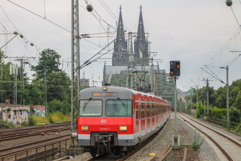 420 468 verlässt die Hohenzollernbrücke und erreicht Köln-Deutz, aufgenommen am 11.08.2016.