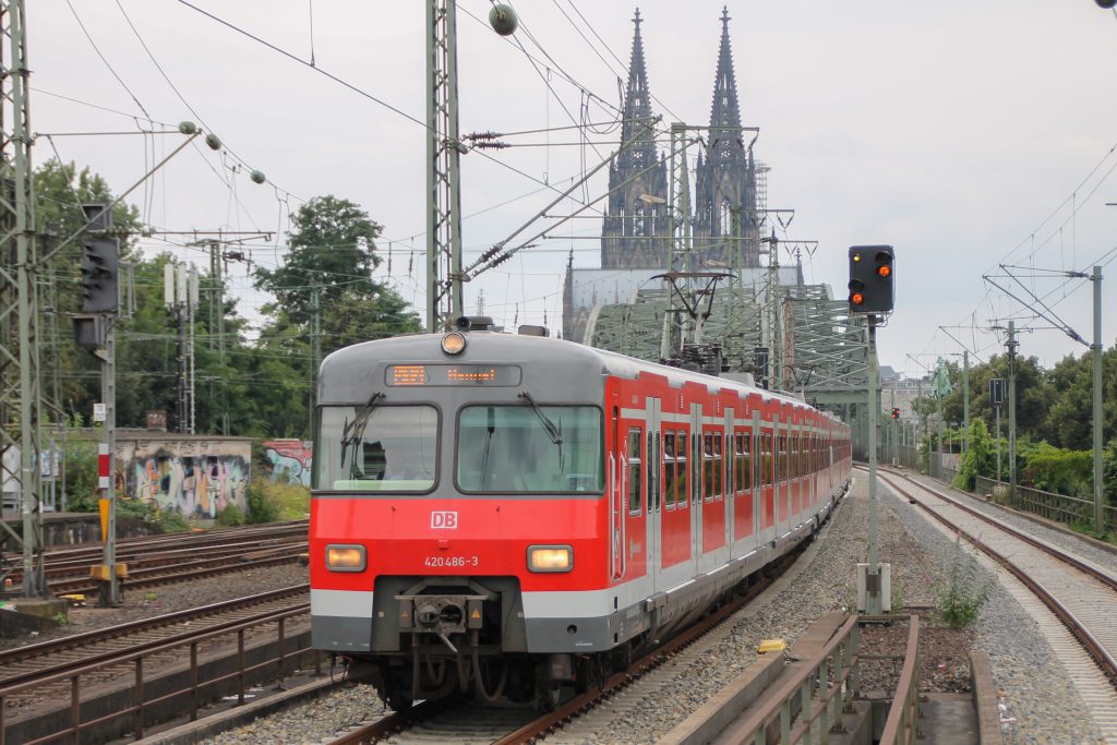 420 468 kurz vor Köln-Deutz, aufgenommen am 11.08.2016.