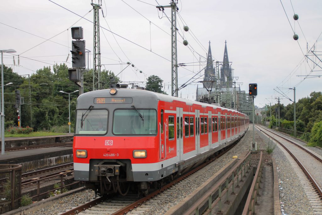 420 468 erreicht Köln-Deutz, aufgenommen am 11.08.2016.