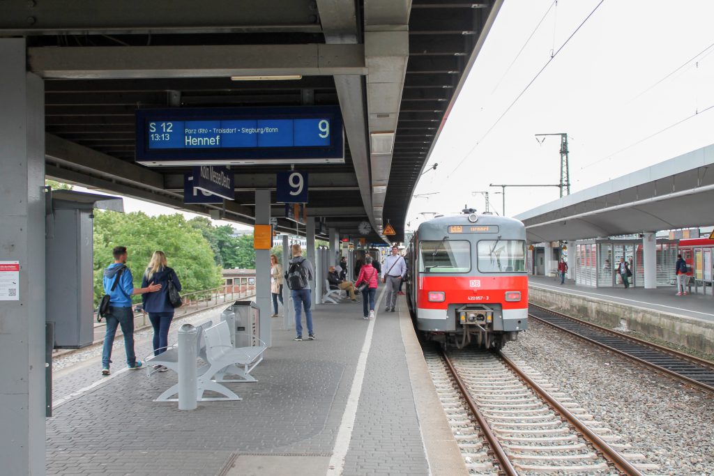 420 457 hält in Köln-Deutz, aufgenommen am 11.08.2016.