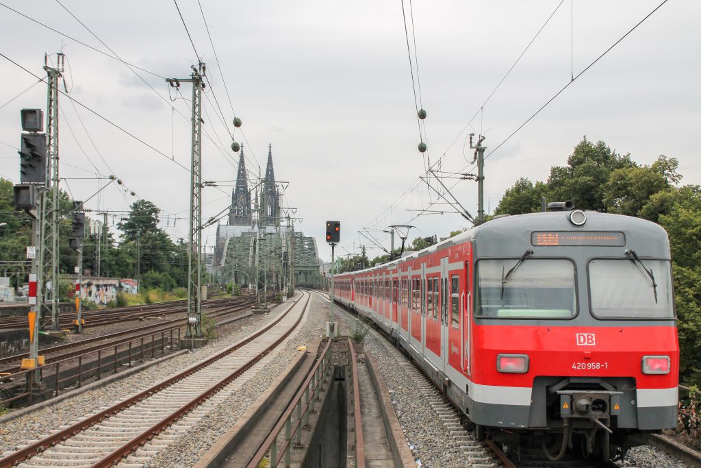 420 458 verlässt Köln-Deutz in Richtung Hohenzollernbrücke, aufgenommen am 11.08.2016.