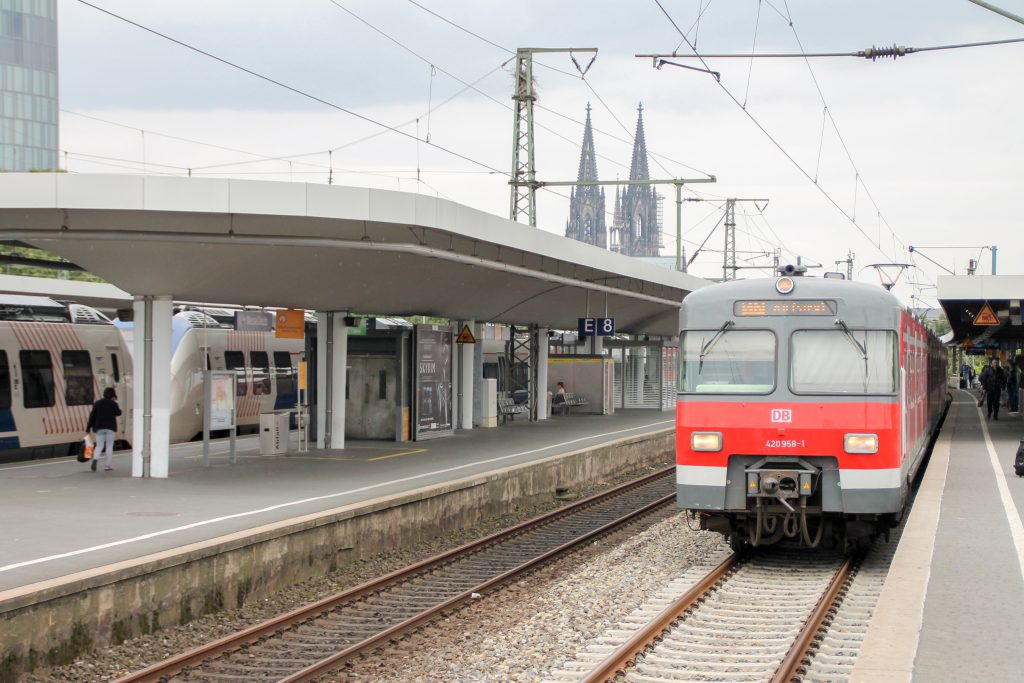 420 458 hält in Köln-Deutz, aufgenommen am 11.08.2016.