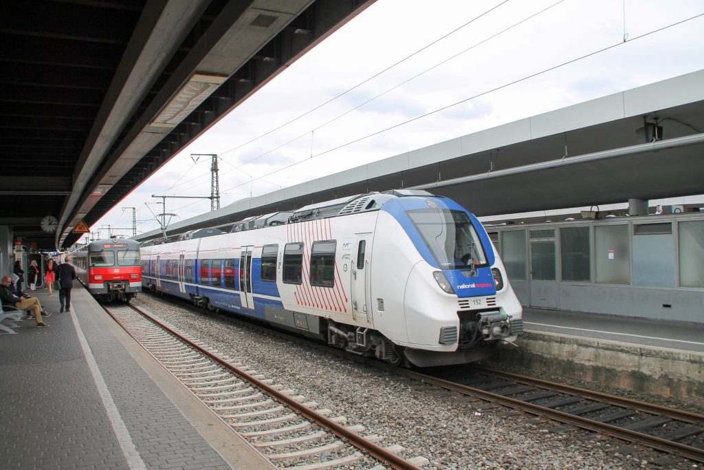 Begegnung in Köln Deutz zwischen einem 420 und einem TALENT 2 von National-Express, aufgenommen am 11.08.2016.