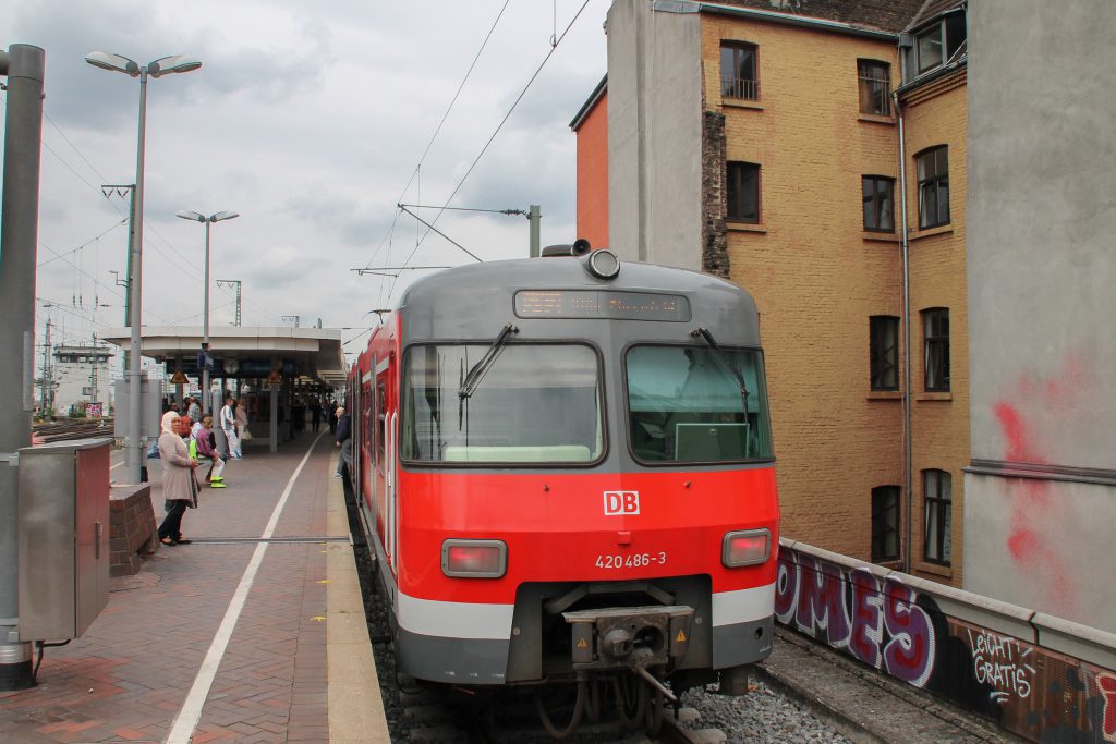 420 486 erreicht Köln-Hansaring, aufgenommen am 11.08.2016.