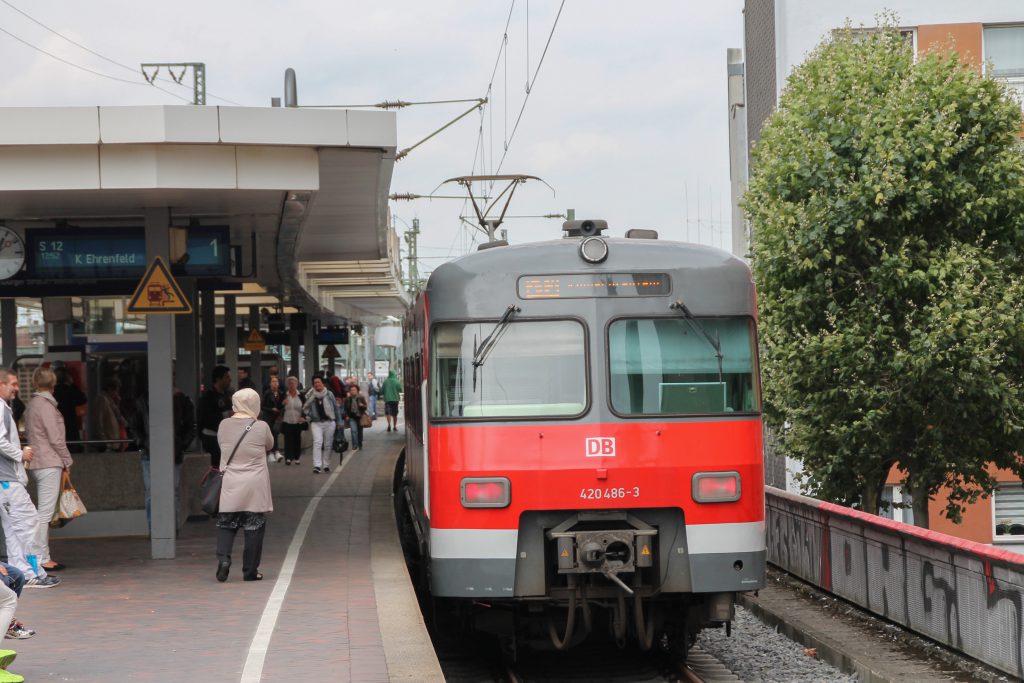 420 486 wartet in Köln-Hansaring auf die Weiterfahrt, aufgenommen am 11.08.2016.