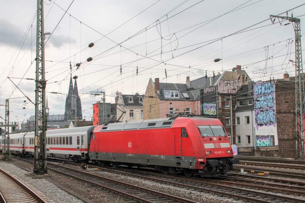 101 027 bei der Durchfahrt in Köln-Hansaring, aufgenommen am 11.08.2016.