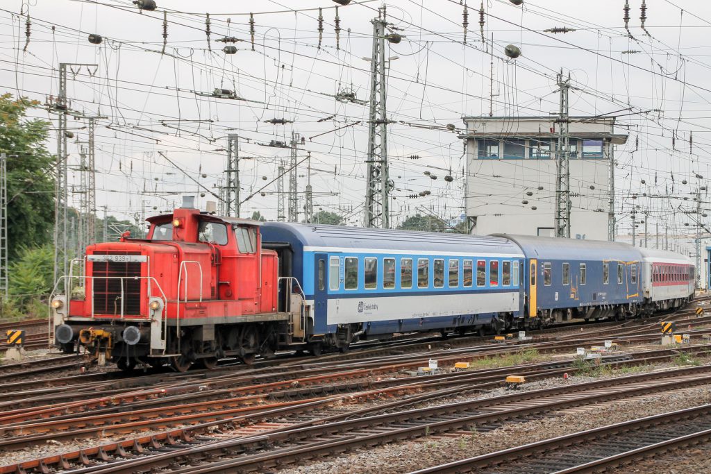 362 939 rangiert mit einem bunten Wagenzug in Köln-Hansaring, aufgenommen am 11.08.2016.