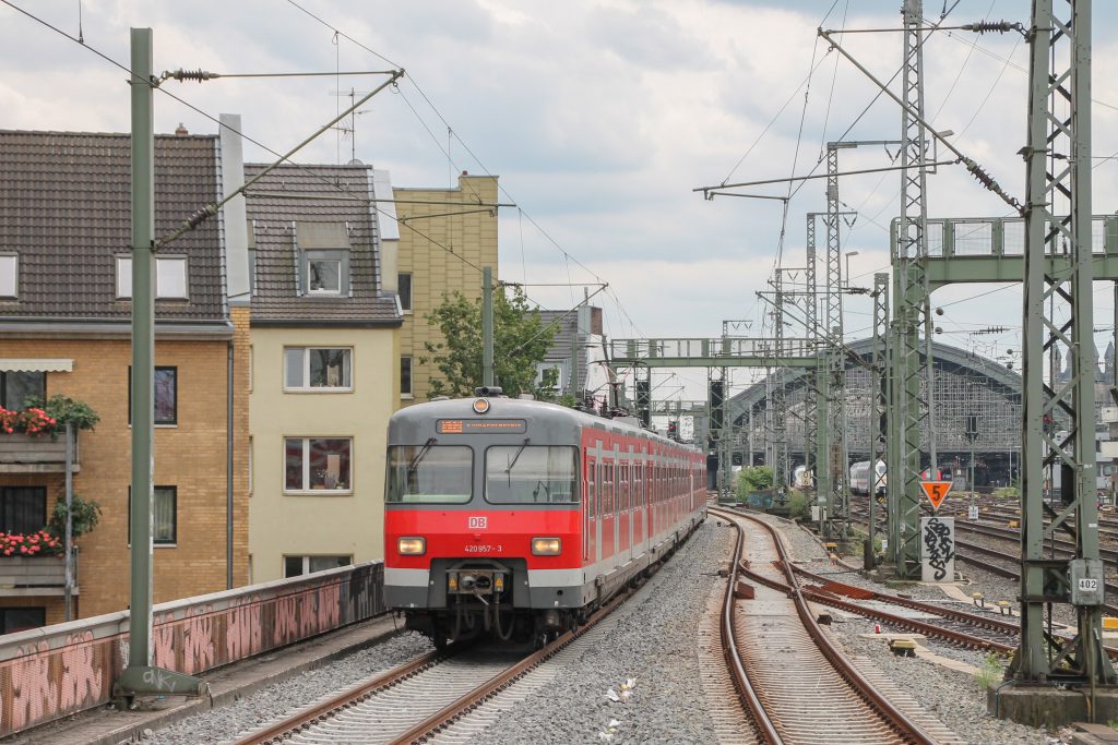 420 457 erreicht Köln-Hansaring, aufgenommen am 11.08.2016.