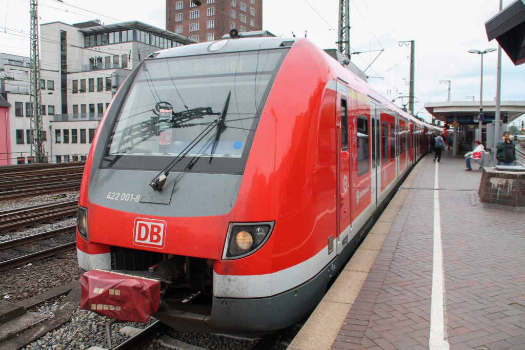 422 001 wartet in Köln-Hansaring auf die Abfahrt, aufgenommen am 11.08.2016.