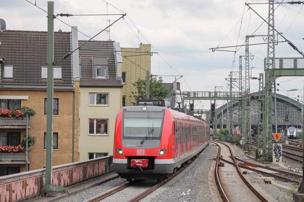 422 018 erreicht Köln-Hansaring, aufgenommen am 11.08.2016.