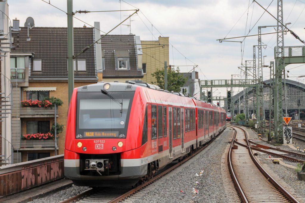 620 022 erreicht Köln-Hansaring, aufgenommen am 11.08.2016.