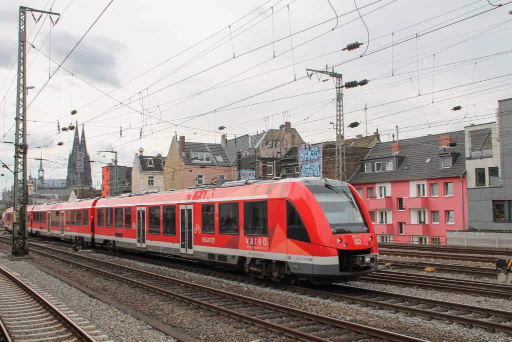 620 033 bei der Durchfahrt in Köln-Hansaring, aufgenommen am 11.08.2016.