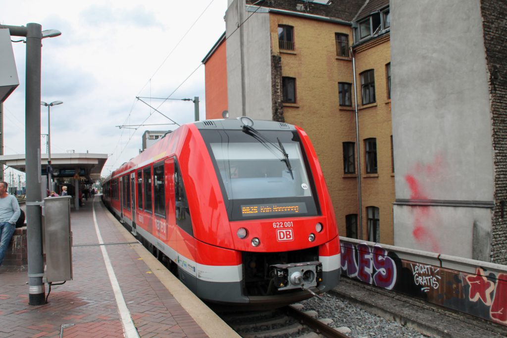 622 001 wartet in Köln-Hansaring, aufgenommen am 11.08.2016.