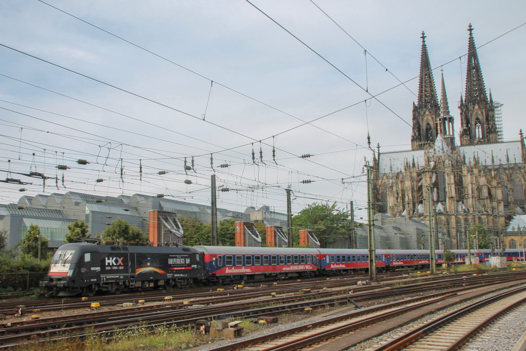 Ein Taurus verlässt mit dem HKX den Hauptbahnhof Köln, aufgenommen am 11.08.2016.