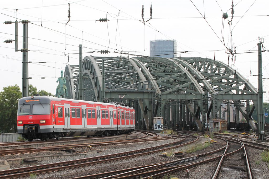 420 464 verlässt die Hohenzollernbrücke und erreicht den Hauptbahnhof Köln, aufgenommen am 11.08.2016.