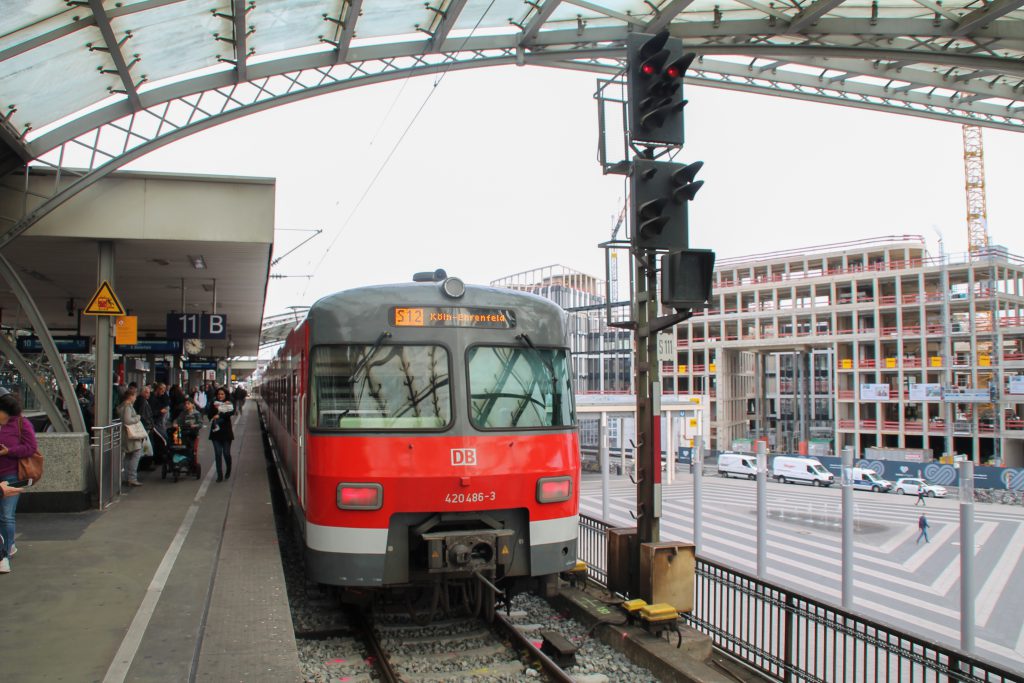 420 486 steht im Hauptbahnhof Köln, aufgenommen am 11.08.2016.