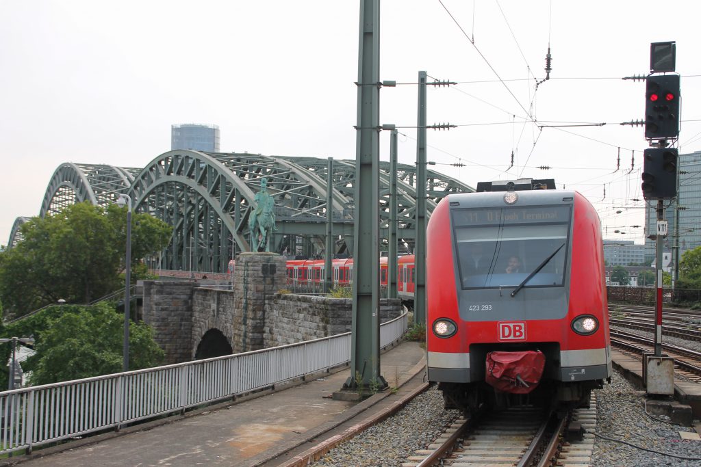 423 293 erreicht den Kölner Hauptbahnhof, aufgenommen am 11.08.2016.