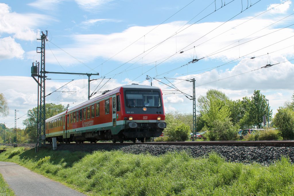 628 233 bei Eschhofen auf der Lahntalbahn, aufgenommen am 06.05.2015.