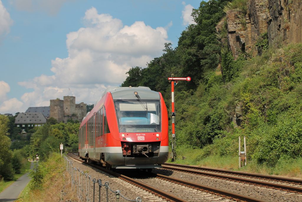 648 206 am Blocksignal von Runkel auf der Lahntalbahn, aufgenommen am 06.08.2016.