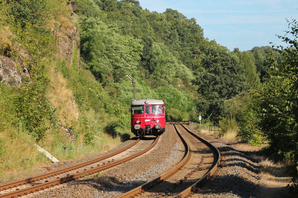 Ein MAN-Schienenbus am Blocksignal von Runkel auf der Lahntalbahn, aufgenommen am 07.08.2016.