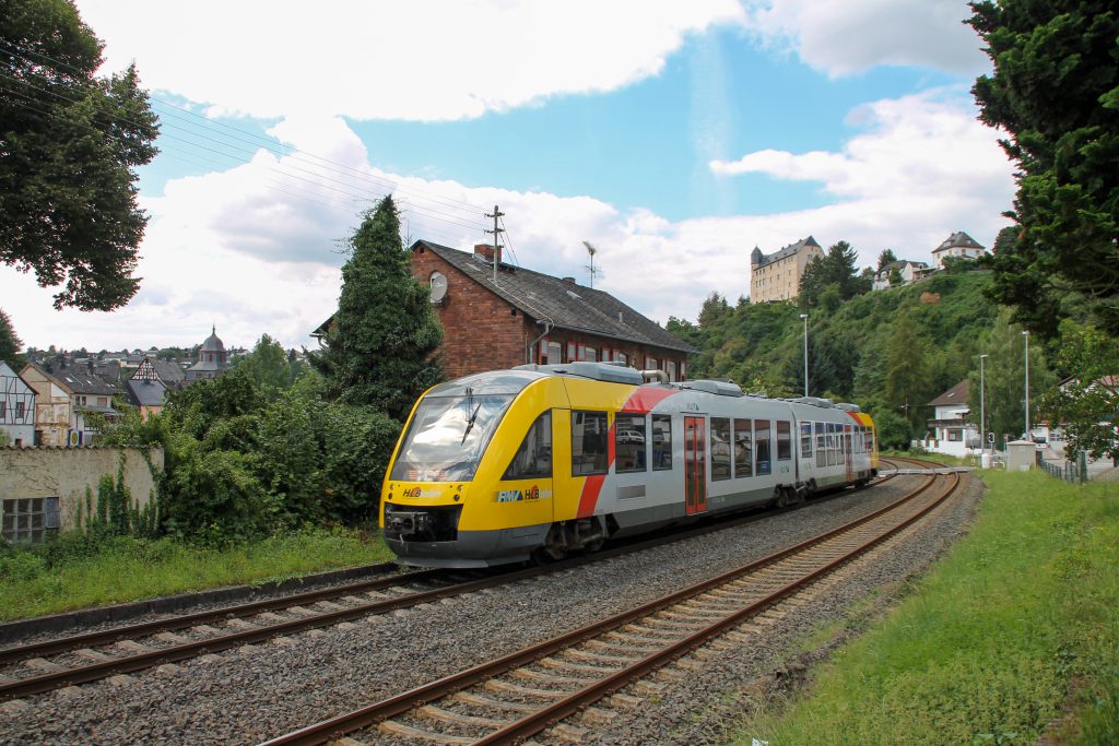 Ein LINT der HLB durchquert Runkel auf der Lahntalbahn, aufgenommen am 06.08.2016