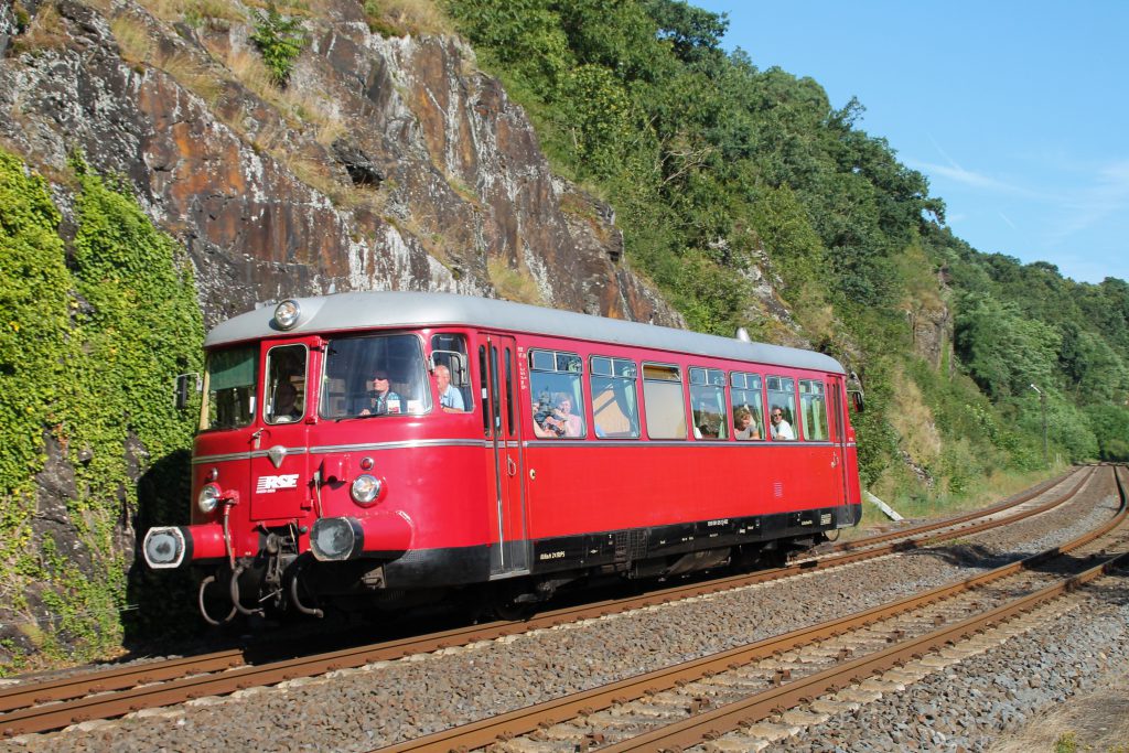 Ein MAN-Schienenbus an den Felswänden in Runkel auf der Lahntalbahn, aufgenommen am 07.08.2016.