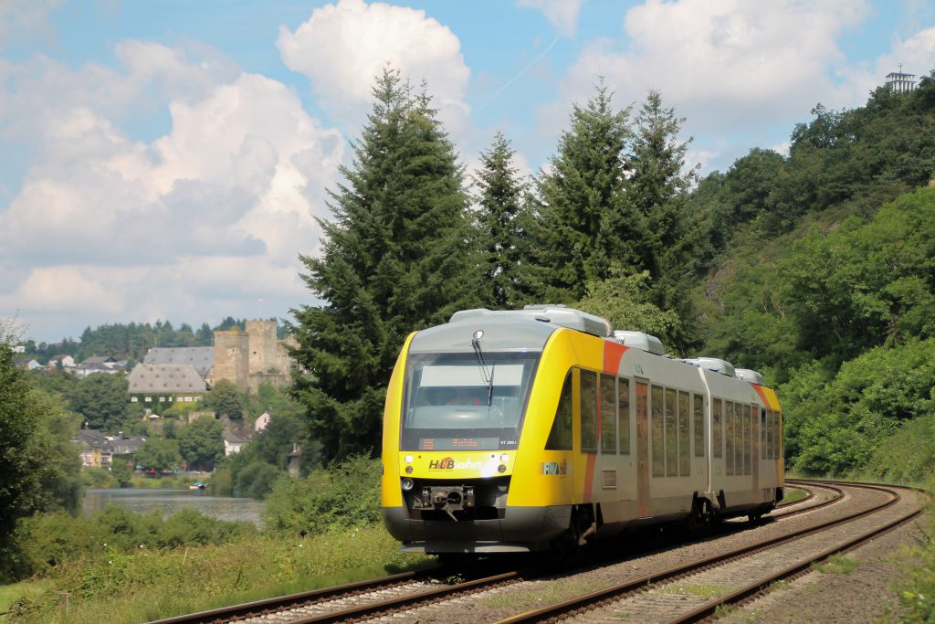 Ein LINT der HLB verlässt Runkel auf der Lahntalbahn, aufgenommen am 06.08.2016.