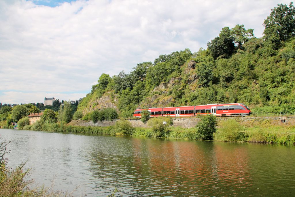 Ein TALENT verlässt Runkel auf der Lahntalbahn, aufgenommen am 06.08.2016