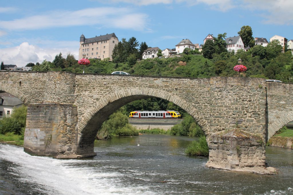 Ein LINT der HLB in einem Brückenbogen in Runkel auf der Lahntalbahn, aufgenommen am 30.07.2016.