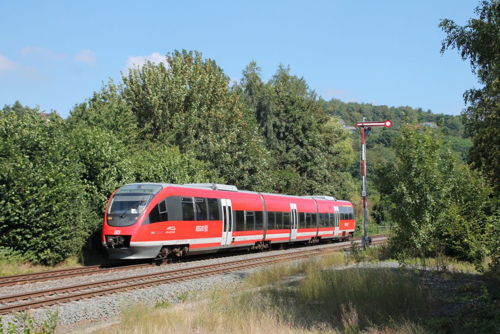 643 046 im Bahnhof Stockhausen auf der Lahntalbahn, aufgenommen am 07.08.2016.