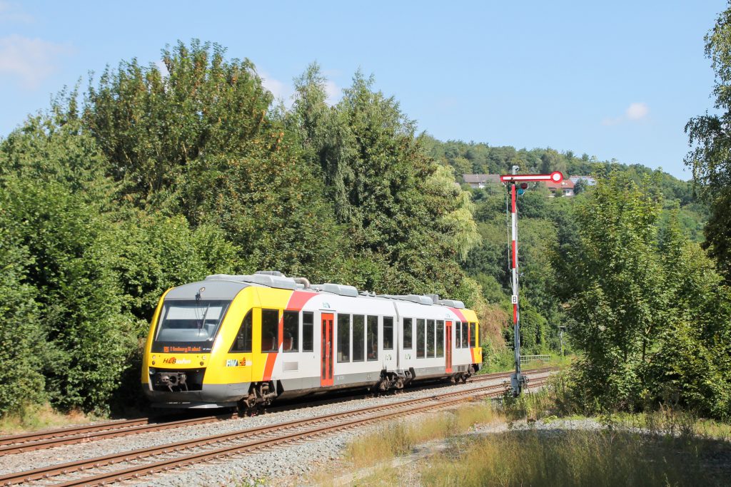 Ein LINT der HLB im Bahnhof Stockhausen auf der Lahntalbahn, aufgenommen am 07.08.2016.