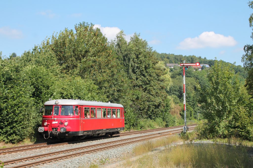 Ein MAN-Schienenbus im Bahnhof Stockhausen auf der Lahntalbahn, aufgenommen am 07.08.2016.