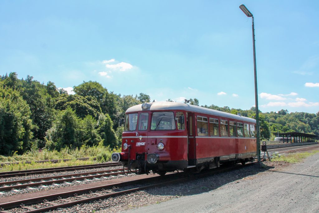 Ein MAN-Schienenbus wartet in Weilburg auf die Weiterfahrt über die Lahntalbahn, aufgenommen am 07.08.2016.