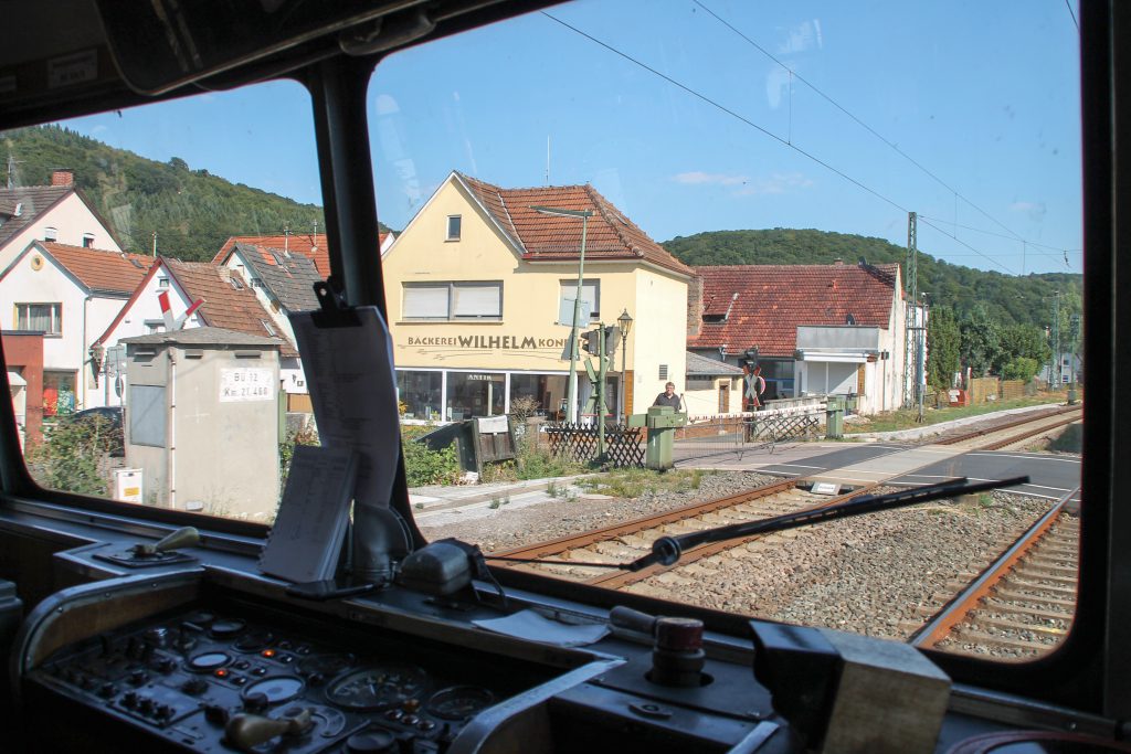 798 829 überquert den Bahnübergang in Lorsbach auf der Main-Lahn-Bahn, aufgenommen am 22.08.2015.