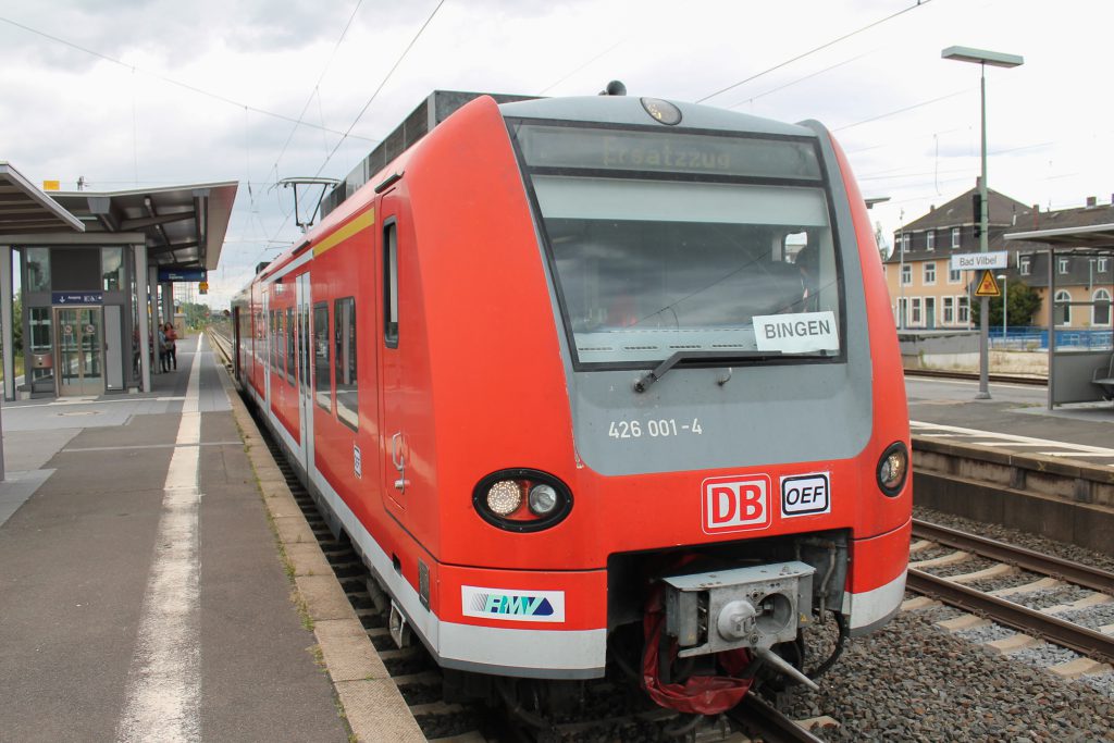 426 001 hält als Ersatzzug für die Oberhessischen Eisenbahnfreunde im Bahnhof Bad Vilbel, aufgenommen am 30.08.2016.