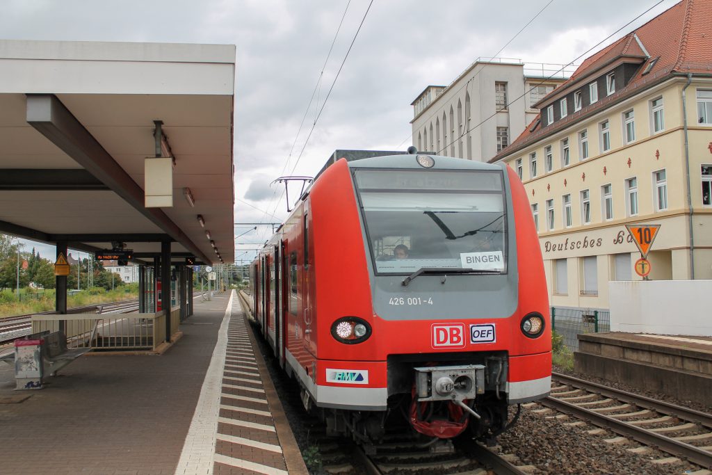 426 001 hält als Ersatzzug für die Oberhessischen Eisenbahnfreunde im Bahnhof Butzbach, aufgenommen am 30.08.2016.