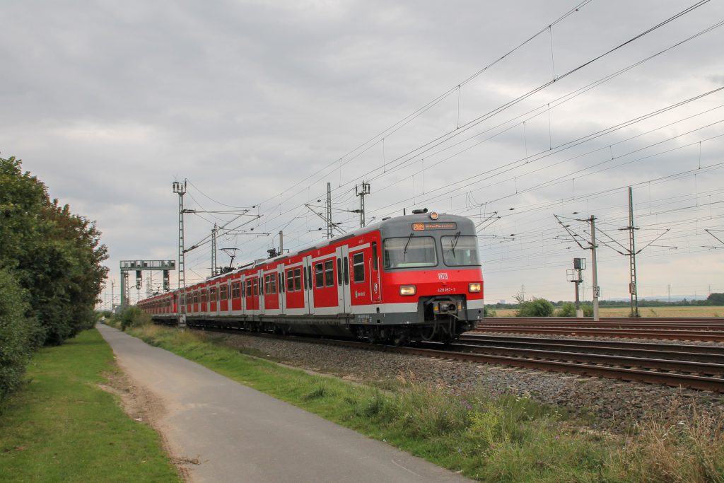 420 457 kurz vor Porz-Wahn auf der Siegstrecke, aufgenommen am 11.08.2016.