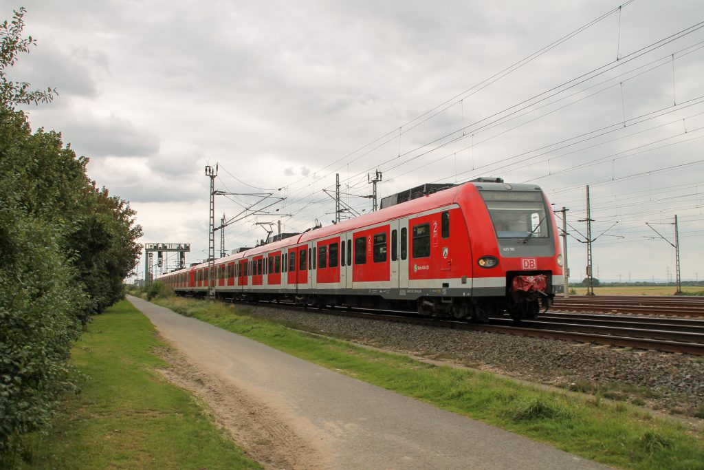 423 191 kurz vor Porz-Wahn auf der Siegstrecke, aufgenommen am 11.08.2016.