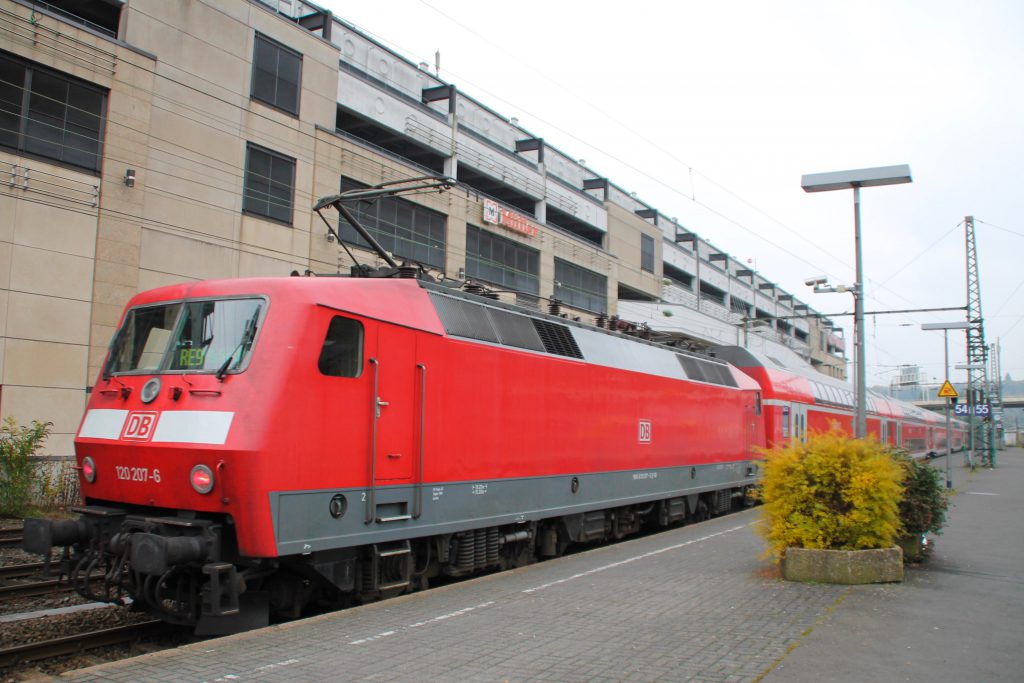 120 207 steht mit ihrem Regionalexpress nach Aachen im Hauptbahnhof Siegen bereit, aufgenommen am 25.10.2015.