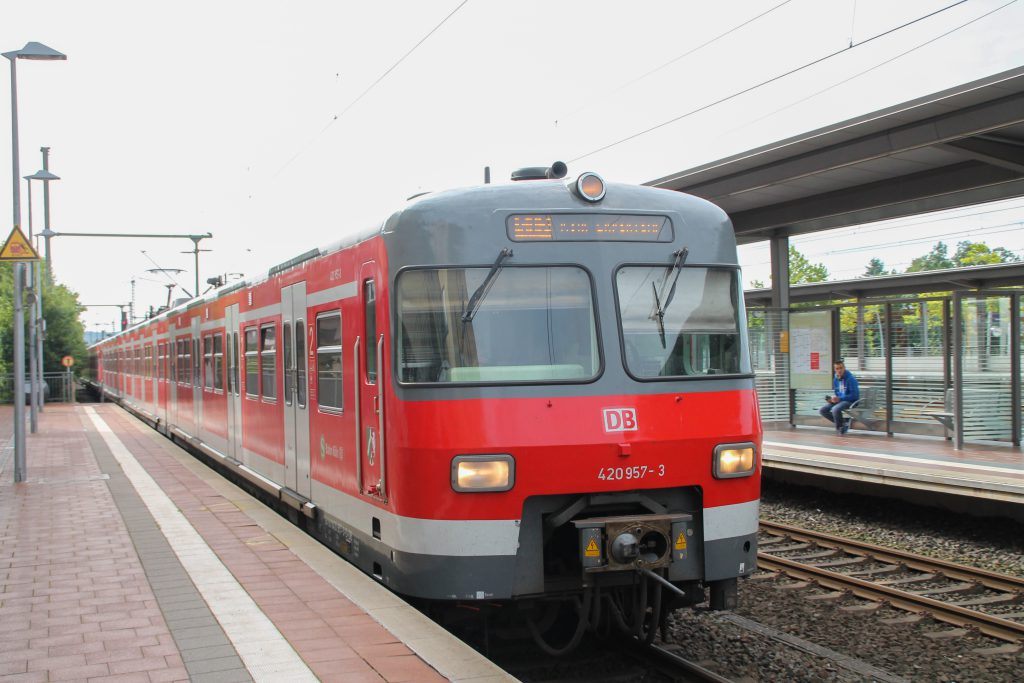 420 457 erreicht den Bahnhof Siegburg auf der Siegstrecke, aufgenommen am 11.08.206.